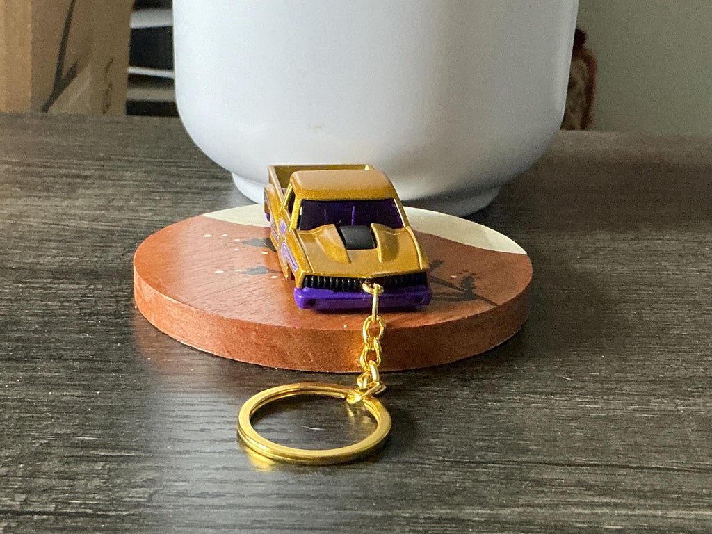 Bounce 'n Bass Hot Wheels Keychain, Gold Lowrider Truck Keyring